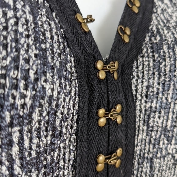 TAHARI snake animal print hook eye front v neck dress size Small c1 - Picture 2 of 8